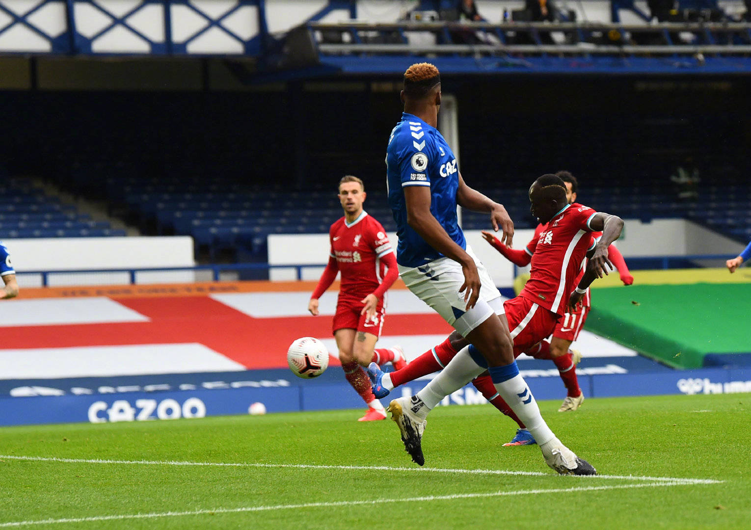 显得悲怆而 显得悲怆而