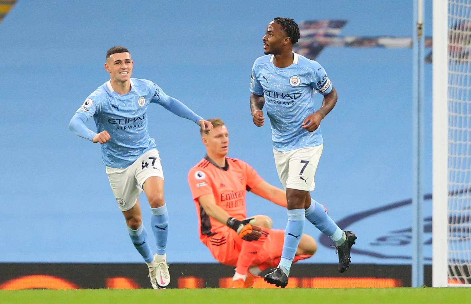 更突显出他 更突显出他